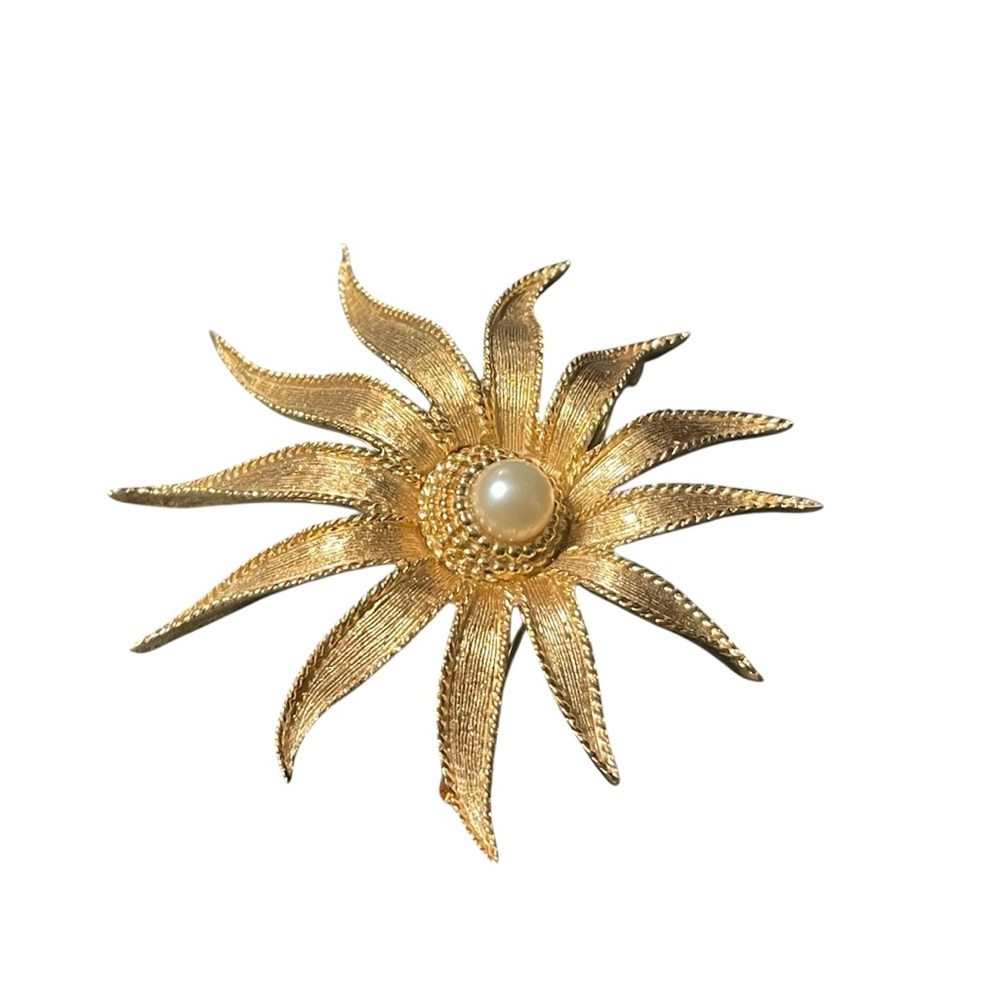 VINTAGE DESIGNER BOUCHER SIGNED 7441 SUNBURST GOLD TONE PEARL BROOCH PIN FLOWER